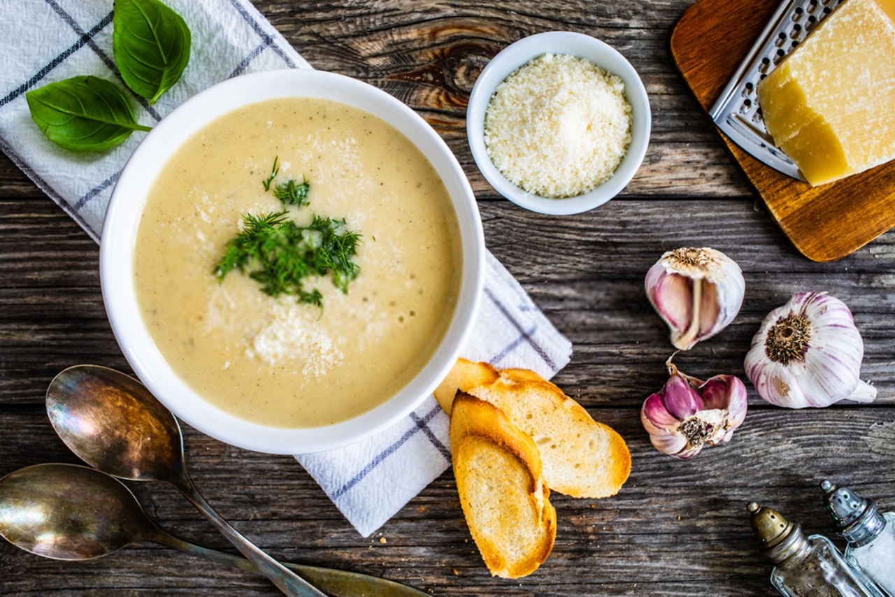 Onctueuse soupe au parmesan et persil frit